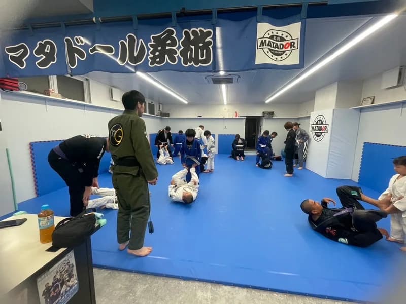 マットでの柔術クラス風景