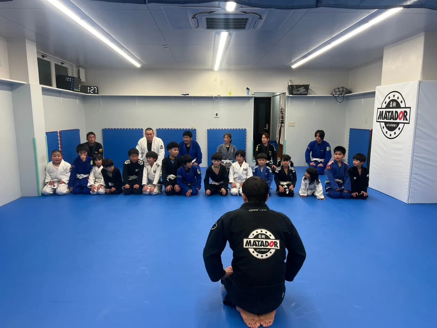 インストラクターの説明を聞くクラス