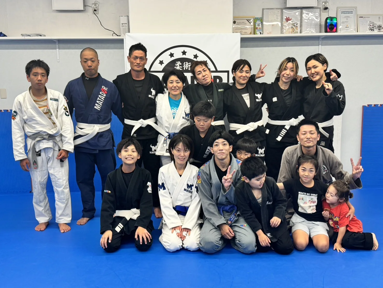 高根公団の道場で、道着姿の仲間が集まった集合写真