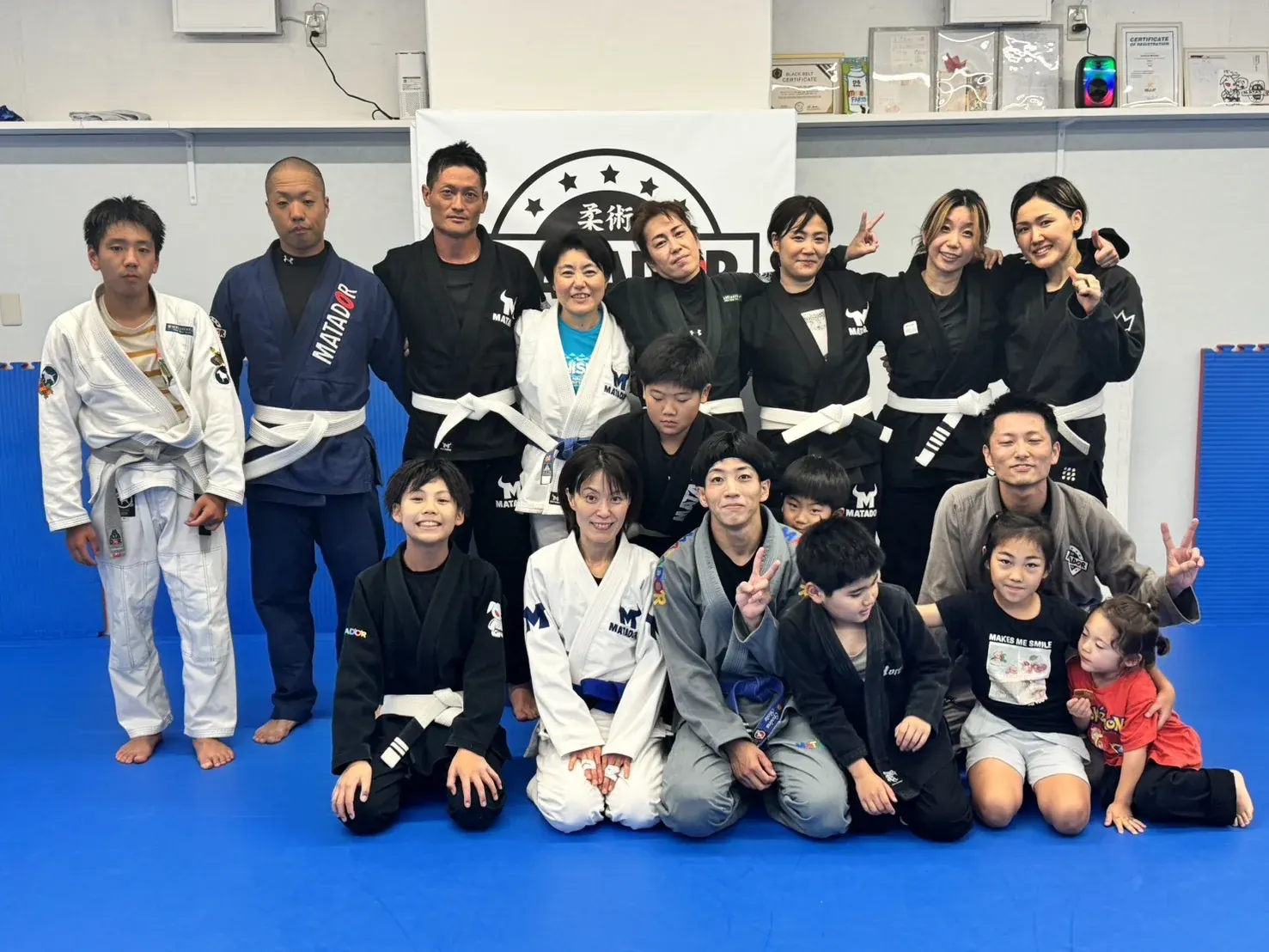 高根公団の道場で、道着姿の仲間が集まった集合写真